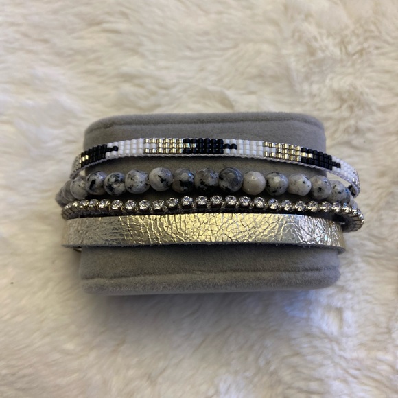 ⭐️ Victoria Emerson Beaded Silver tone bracelet - Picture 1 of 3